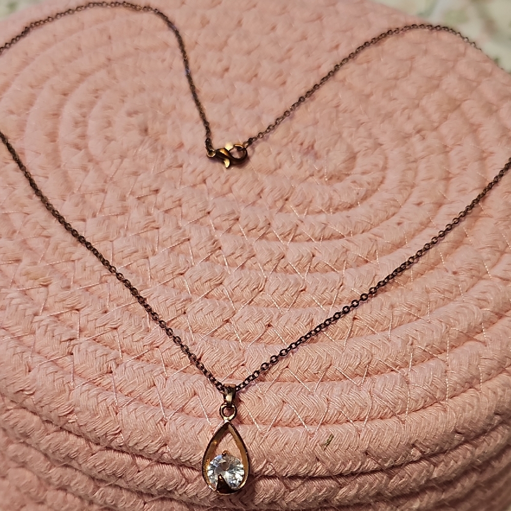 Elegant Gold Necklace with Crystal Pendant